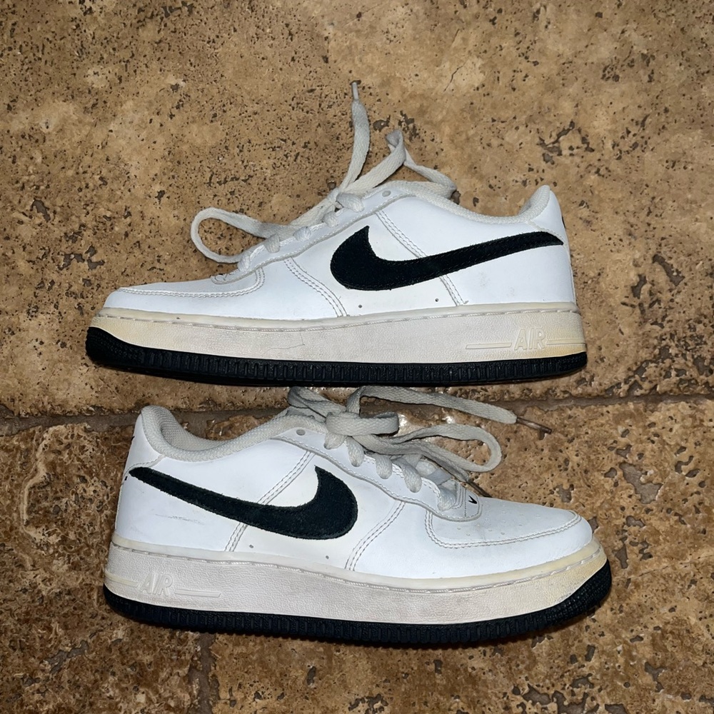 WHITE NIKE AIR FORCES W BLACK DETAILING size: 4.5Y = Womens 6